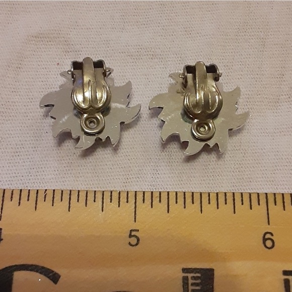 🌹Small lightweight silvertone clip on earrings - Picture 2 of 4